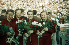 Finnország, Helsinki, XV. nyári olimpiai játékok. A győztes 4x100 m-es női gyorsúszó váltó tagjai: Novák Ilona, Szőke Kató, Novák Éva és Temes Judit., 1952, Sárosi Imre, színes, úszás, sportoló, virágcsokor, híres ember, olimpiai bajnok, nők, Fortepan #170972