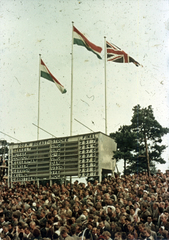 Finnország, Helsinki, XV. nyári olimpiai játékok, a kijelzőtáblán a 200 méteres női mellúszás eredménye a döntőben., 1952, Sárosi Imre, közönség, eredményjelző, olimpia, zászló, nemzeti jelkép, Fortepan #171023