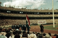 Ausztrália, Victoria állam, Melbourne, Cricket Ground, stadion, a XVI. nyári olimpiai játékok megnyitóünnepsége., 1956, Sárosi Imre, színes, nézőtér, felvonulás, nemzeti jelkép, Fortepan #171030