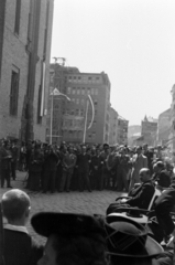 Magyarország, Budapest II., a Pestvidéki törvényszék fogházának Gyorskocsi utcai oldalán a Gestapo Fogházviseltek Köre emléktáblát leplez le 1947. május 11-én. A fotelban Nagy Ferenc miniszterelnök ül. Háttérben, a sarkon túl balra a mai Nagy Imre tér., 1947, Sattler Katalin, Budapest, politika, megemlékezés, Fortepan #171041