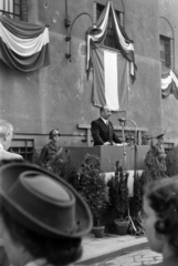 Magyarország, Budapest II., a Pestvidéki törvényszék fogházának Gyorskocsi utcai oldalán a Gestapo Fogházviseltek Köre emléktáblát leplez le 1947. május 11-én. A szónok Nagy Ferenc miniszterelnök., 1947, Sattler Katalin, Budapest, politika, megemlékezés, zászlódísz, szónok, Fortepan #171042