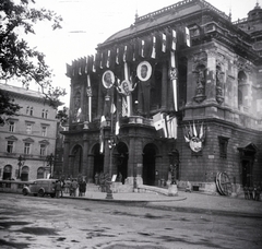 Hungary, Budapest VI., Andrássy út, Magyar Állami Operaház. Ünnepi dekoráció a II. VIT (Világifjúsági Találkozó) Hősök terén tartandó záróünnepélye alkalmából, 1949. augusztus 28-án., 1949, Sattler Katalin, Budapest, street view, automobile, public building, Fortepan #171058