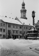 Magyarország, Sopron, Fő (Ferenc József) tér a Templom utcából nézve, jobbra a Szentháromság-szobor, háttérben a Tűztorony., 1943, Sattler Katalin, tél, Fortepan #171065