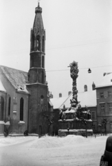 Magyarország, Sopron, Fő (Ferenc József) tér, balra a bencés templom (Kecske templom), középen a Szentháromság-szobor, jobbra a Vármegyeháza (később Járási Hivatal)., 1943, Sattler Katalin, tél, Fortepan #171066