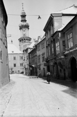 Magyarország, Sopron, Fő (Ferenc József) tér a Kolostor utcából nézve, szemben a Tűztorony, balra a Storno-ház., 1943, Sattler Katalin, Fortepan #171076