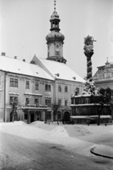 Magyarország, Sopron, Fő (Ferenc József) tér a Templom utcából nézve, jobbra a Szentháromság-szobor, háttérben a Tűztorony., 1943, Sattler Katalin, Fortepan #171077