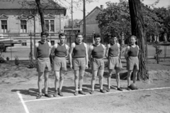 Magyarország, Budapest VIII., Orczy út 3., a Szlovák iskola udvara, a háttérben balra az Orczy út 16., jobbra a Benyovszky Móric utca torkolata., 1953, Sattler Katalin, Budapest, nagyság szerint, fiúk, iskolaudvar, hátratett kéz, sport, trikó, labda, Fortepan #171098