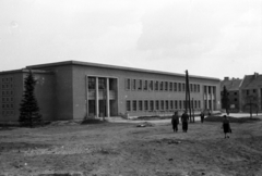 Magyarország, Dunaújváros, (Sztálinváros), Petőfi liget, Vasvári Pál Általános Iskola., 1953, Sattler Katalin, modern építészet, épület, lapostető, iskola, Fortepan #171104