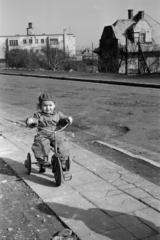 Magyarország, Budapest II., Bimbó út, előtérben jobbra a 68. számú ház látszik a Tapolcsányi utca sarkán, távolabb a 64. számú ház., 1953, Sattler Katalin, Budapest, gyerektricikli, Fortepan #171106