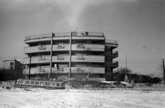 Magyarország, Budapest II., Bimbó út 63., Alsó Törőkvész út sarokház., 1955, Sattler Katalin, Budapest, bérház, vörös csillag, tetőterasz, autóbusz, Fortepan #171145