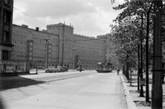 Németország, Lipcse, Augustusplatz ((Karl-Marx-Platz) a Roßplatz felé nézve, bal szélen az Europahaus., 1957, Sattler Katalin, NDK, reklám, cirkusz, villamos, utcakép, Fortepan #171172