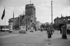 Németország, Lipcse, Augustusplatz (Karl-Marx-Platz), balra az Europahaus, távolabb a Rossplatz-on álló épület látszik. Jobbra a romos Gewandhaus, mára egy modern koncertterem áll a helyén., 1957, Sattler Katalin, NDK, Fortepan #171177