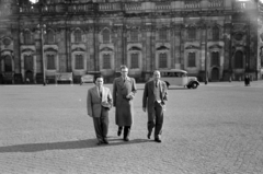 Németország, Drezda, Theaterplatz, háttérben a Szentháromság Katolikus Főtemplom (Hofkirche)., 1957, Sattler Katalin, NDK, Fortepan #171181