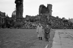 Németország, Drezda, a rombadőlt Frauenkirche, mögötte a képzőművészeti főiskola kupolája látható., 1957, Sattler Katalin, NDK, háborús kár, Fortepan #171184