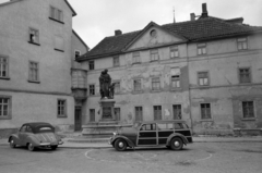 Németország, Weimar, Rittergasse - Geleitstrasse sarok, Donndorfbrunnen., 1957, Sattler Katalin, NDK, automobil, szoborcsoport, Fortepan #171191