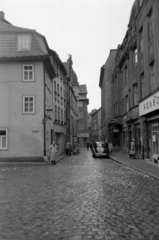 Németország, Jéna, Schlossgasse az egyetem épületétől dél felé, a Saalstrasse kereszteződése felé nézve., 1957, Sattler Katalin, NDK, utcakép, Fortepan #171193