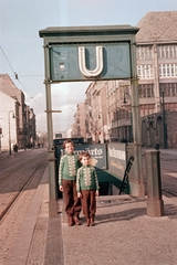 Németország, Berlin, Kelet-Berlin, Chausseestrasse az Invalidenstrasse felől nézve, jobbra a Zinnowitzer Strasse sarkán álló ház. Nordbahnhof (később Naturkundenmusem) U-Bahn megálló., 1957, Sattler Katalin, színes, NDK, Kelet-Berlin, gyerekek, Fortepan #171207