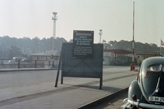 Németország, Berlin, Nyugat-Berlin. Heerstrasse / Staaken határátkelőhely Nyugat-Berlinből az NDK-ba.., 1957, Sattler Katalin, színes, Volkswagen-márka, NDK, Kelet-Berlin, Nyugat-Berlin, Volkswagen Bogár, német szöveg, Fortepan #171218