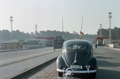 Németország, Berlin, Nyugat-Berlin. Heerstrasse / Staaken határátkelőhely Nyugat-Berlinből az NDK-ba.., 1957, Sattler Katalin, színes, Volkswagen-márka, NDK, határállomás, Kelet-Berlin, Nyugat-Berlin, Volkswagen Bogár, Fortepan #171219