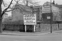 Németország, Berlin, Nyugat-Berlin, Kelet-Berlin, Harzer Strasse - Bouchéstrasse sarok., 1957, Sattler Katalin, NDK, Kelet-Berlin, Nyugat-Berlin, német szöveg, angol felirat, cirill írás, francia felirat, zongora, Fortepan #171234