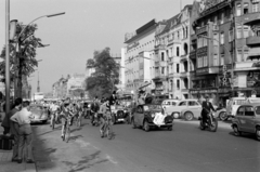 Németország, Berlin, Nyugat-Berlin, Kurfürstendamm a Fasanenstrasse felől a Breitscheidplatz felé nézve., 1958, Sattler Katalin, Nyugat-Berlin, zárterkély, automobil, kerékpár, utcai lámpa, bámészkodás, jelmez, felvonulás, forgalom, Fortepan #171255