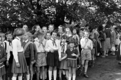 Germany, Berlin, Kelet-Berlin, Neue Krugallee 31., a 3. Grundschule Bezirk Treptow (Treptow kerületi 3. sz. általános iskola) úttörői a Plänterwald parkban., 1958, Sattler Katalin, GDR, East-Berlin, Fortepan #171260