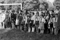 Germany, Berlin, Kelet-Berlin, Neue Krugallee 31., a 3. Grundschule Bezirk Treptow (Treptow kerületi 3. sz. általános iskola) úttörői a Plänterwald parkban., 1958, Sattler Katalin, GDR, East-Berlin, pioneer, flag, Fortepan #171262