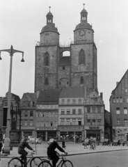 Németország, Lutherstadt Wittenberg, Marktplatz, szemben a Városi Mária-templom (Stadt- und Pfarrkirche St. Marien)., 1958, Sattler Katalin, NDK, Fortepan #171269