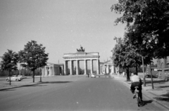 Germany, Berlin, Kelet-Berlin, Unter den Linden, szemben a Brandenburgi kapu., 1958, Sattler Katalin, GDR, East-Berlin, AWZ-brand, monument, bicycle, Volkswagen Beetle, Fortepan #171281