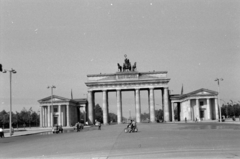 Germany, Berlin, Kelet-Berlin, Unter den Linden, szemben a Brandenburgi kapu., 1958, Sattler Katalin, GDR, East-Berlin, West Berlin, street lamp, horse sculpture, monument, Fortepan #171286