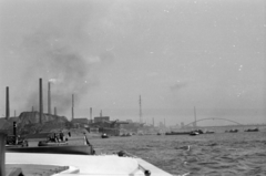 Németország, Duisburg, Rajna, háttérben a Szolidaritás-híd (Brücke der Solidarität), amögött a hochfeldi vasúti híd., 1959, Sattler Katalin, NSZK, Fortepan #171305