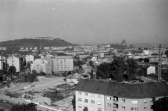 Csehország, Brno, kilátás a Vásárváros toronyépületéből a belváros felé. A távolban balra a Špilberk vár, jobbra a dombtetőn a Szent Péter és Pál-székesegyház., 1960, Sattler Katalin, Csehszlovákia, háztető, Fortepan #171383