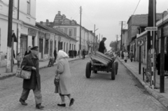 Lengyelország, Biała Podlaska, ulica Brzeska a plac Wolności felől a plac Szkolny Dwór felé nézve., 1960, Sattler Katalin, lengyel felirat, járókelő, Fortepan #171390