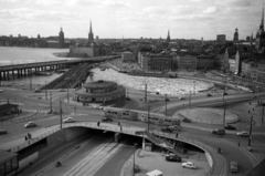 Svédország, Stockholm, előtérben a Södermalmstorg, szemben balról a Kungsholmen, a Riddarholmen és a Stadsholmen., 1960, Sattler Katalin, látkép, felüljáró, Fortepan #171415