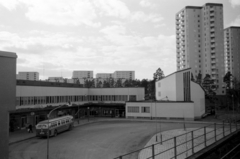 Svédország, Stockholm, a Farsta városnegyed központja, előtérben a Kroppaplan a metróállomástól nézve, középen a Centrumkyrkan., 1962, Sattler Katalin, modern építészet, templom, lakótelep, Fortepan #171421