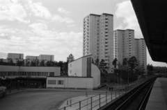 Svédország, Stockholm, a Farsta városnegyed központja, előtérben a Kroppaplan a metróállomástól nézve, középen a Centrumkyrkan., 1962, Sattler Katalin, modern építészet, templom, lakótelep, Fortepan #171422