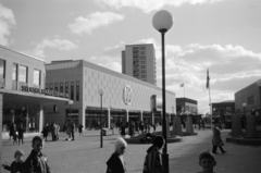 Svédország, Stockholm, a Farsta városnegyed központja., 1962, Sattler Katalin, modern építészet, lámpa, felirat, zászló, zászlótartó, gyerekek, modern művészet, Fortepan #171426