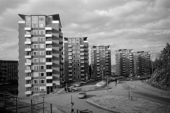 Svédország, Stockholm, Farsta városnegyed, Larsbodavägen a metróállomás felől nézve., 1962, Sattler Katalin, modern építészet, lámpa, lakótelep, felirat, korlát, Fortepan #171427