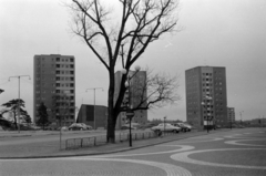 Sweden, Stockholm, Vällingby városnegyed, az Ångermannagatan és Vällingbyvägen sarkán álló épületek a bevásárlóközpont felől nézve., 1962, Sattler Katalin, modern architecture, church, board, light, blocks, cobblestones, Fortepan #171435