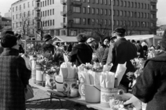 Finnország, Lahti, Lahti piactér (Lahden kauppatori), Virágpiac (Lainion Kukka), háttérben a Mariankatu és az Aleksanterinkatu sarkán álló ház., 1960, Sattler Katalin, háttal, virágárus, Fortepan #171441