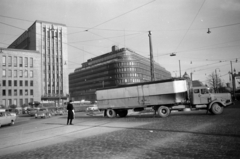 Finnország, Helsinki, Mannerheimintie, szemben a Postikatu torkolata, balra a Postapalota., 1960, Sattler Katalin, teherautó, légvezeték, rendőr, forgalomirányítás, sínpálya, Fortepan #171450