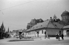 Magyarország, Esztergom, Bajcsy-Zsilinszky út (11-es főút), balra szemben a Pázmány Péter utca (ekkor ez is Bajcsy-Zsilinszky út), a Szatmári Irgalmasnővérek Zárdatemploma és a Loyolai Szent Ignác-templom. Jobbra a Várhegyen a Bazilika., 1960, Sattler Katalin, sarokház, útjelző tábla, Fortepan #171453