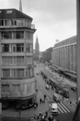 Németország, Hamburg, Mönckebergstrasse az Alstertor felől nézve, szemben a Városháza. A bal oldali saroképület felett a Szent Péter-templom (Hauptkirche Sankt Petri) toronycsúcsa látszik., 1963, Sattler Katalin, NSZK, Fortepan #171497