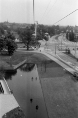 Németország, Hamburg, Planten un Blomen, Nemzetközi Kertészeti Kiállítás (IGA). Kabinos drótkötélpálya Dammtor - Millerntor között, mely a kiállítás területe felett is elhaladt. A kép jobb oldalán a Johannes-Brahms-Platz látható., 1963, Sattler Katalin, NSZK, Fortepan #171499