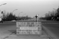 Németország, Berlin, Nyugat-Berlin, Strasse des 17. Juni, balra az Yitzhak-Rabin-Strasse (Entlastungsstrasse), a távolban a Brandenburgi kapu. Előtérben a Vörös diktatúra áldozatainak emlékműve, balra a Szovjet háborús emlékmű., 1963, Sattler Katalin, Nyugat-Berlin, Fortepan #171503