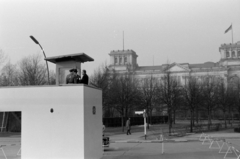 Németország, Berlin, Nyugat-Berlin, a Reichstag épülete a Strasse des 17. Juni felől nézve. Előtérben határellenőrző pont a berlini falnál., 1963, Sattler Katalin, Nyugat-Berlin, Fortepan #171506