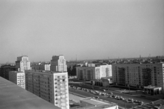 Németország, Berlin, Kelet-Berlin, Karl-Marx-Allee, bal oldalt 37-43, jobb oldalt 38-52. számú ház. A háttérben a Strausberger Platz toronyházai., 1963, Sattler Katalin, NDK, Fortepan #171518