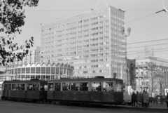 Lengyelország, Varsó, az ulica Marszalkowska és az Aleje Jerozolimskie kereszteződése, háttérben a PKO Bank Rotunda nevezetű épülete., 1966, Sattler Katalin, Fortepan #171548