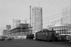 Lengyelország, Varsó, az ulica Marszalkowska és az Aleje Jerozolimskie kereszteződése, jobbra a PKO Bank Rotunda nevezetű épülete., 1966, Sattler Katalin, forgalom, utcakép, villamos, villamosmegálló, Fortepan #171549