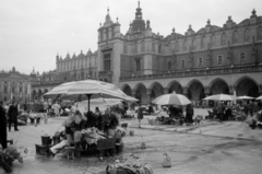 Lengyelország, Krakkó, Rynek Glówny, a város főtere, Posztócsarnok (Sukiennice)., 1966, Sattler Katalin, Fortepan #171555